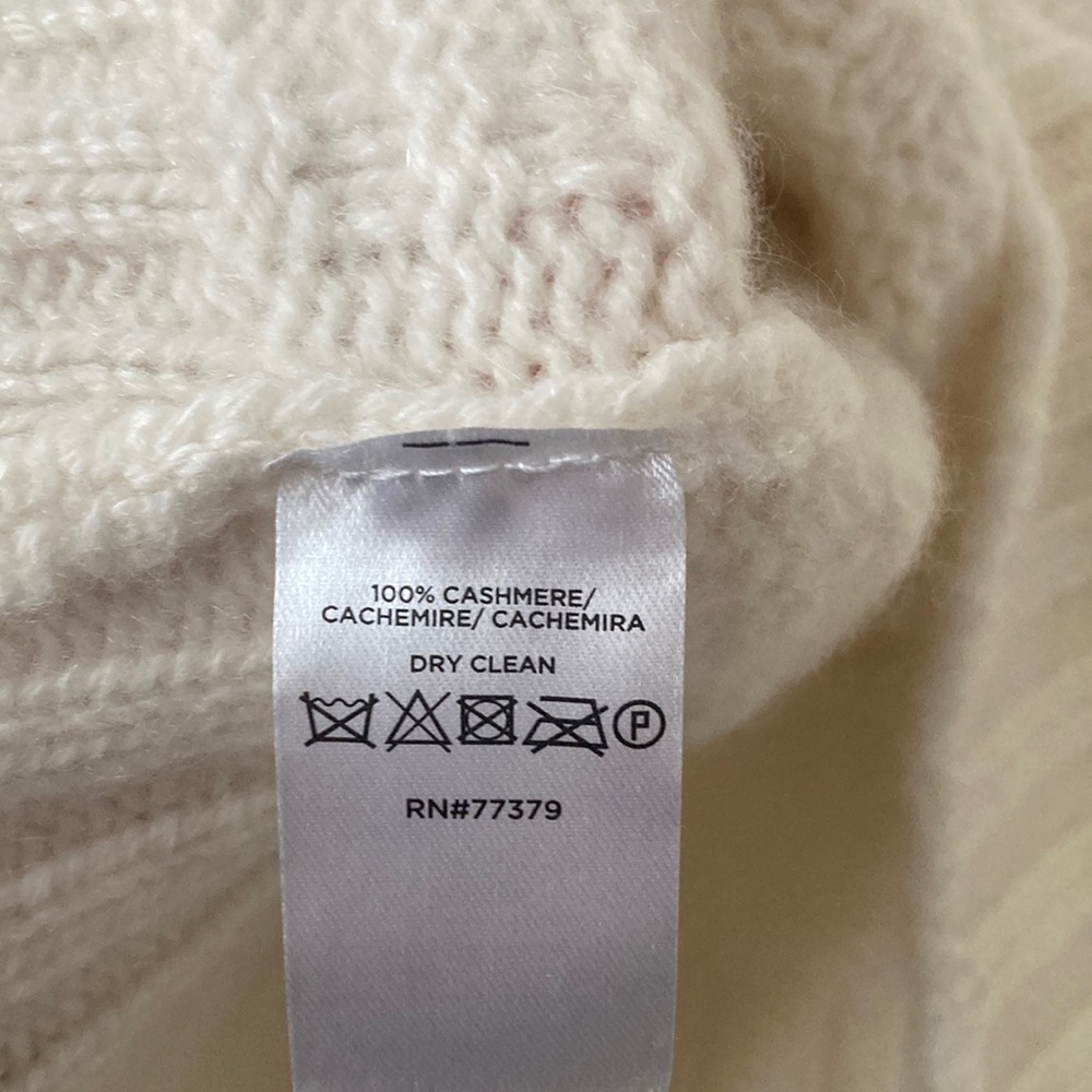 Cozy Cream Turtleneck  Cashmere Sweater, size-L - Picture 6 of 8